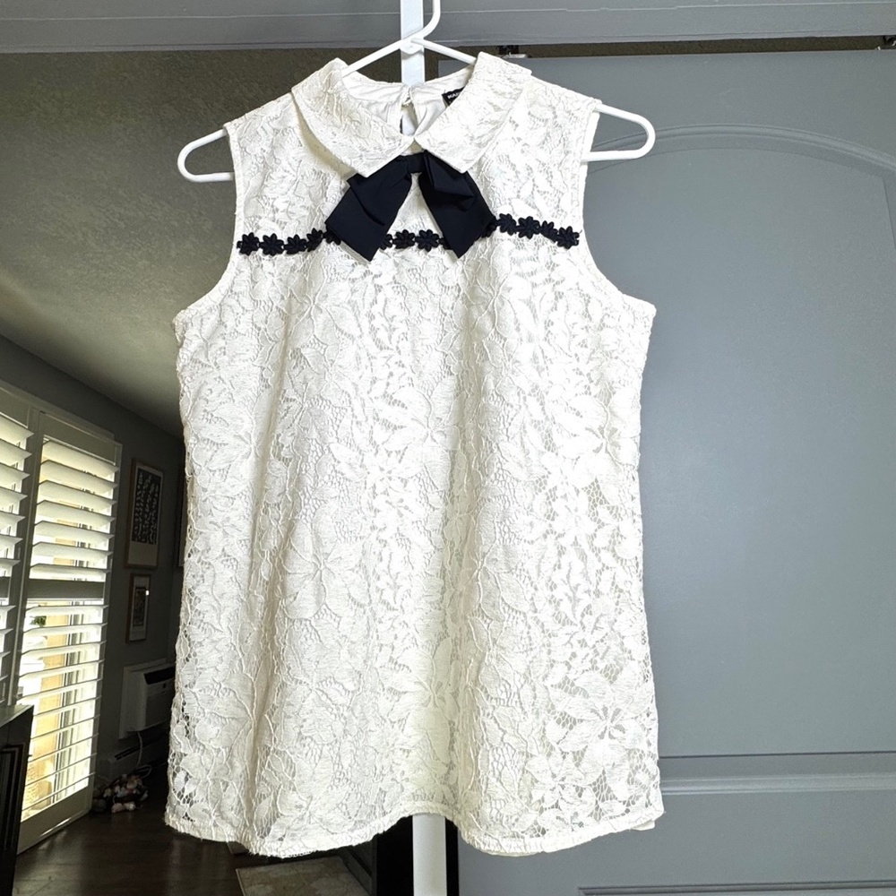 Karl Lagerfeld SZ S White Lace Top Navy Bow /Trim Romantic Quiet Luxury